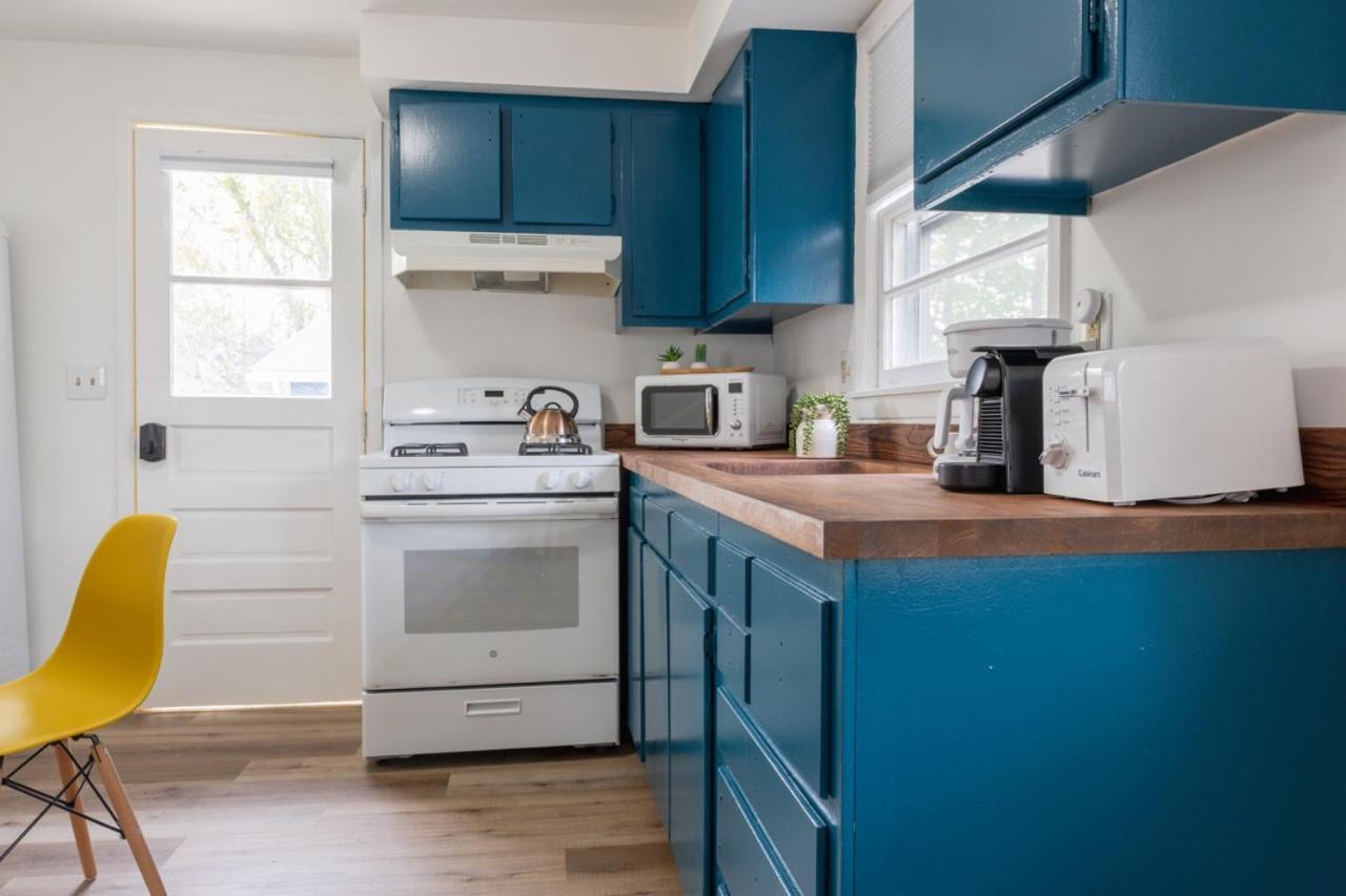 Retro Retreat Renovated 2Br, Desk, No Chore List! Kingston Buitenkant foto