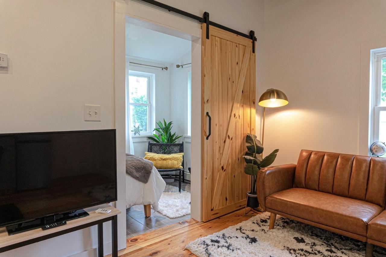 Retro Retreat Renovated 2Br, Desk, No Chore List! Kingston Buitenkant foto