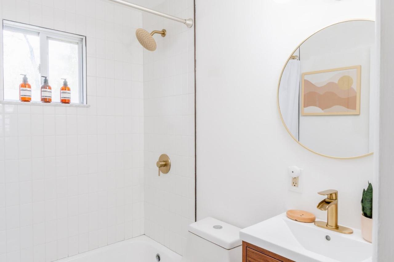 Retro Retreat Renovated 2Br, Desk, No Chore List! Kingston Buitenkant foto