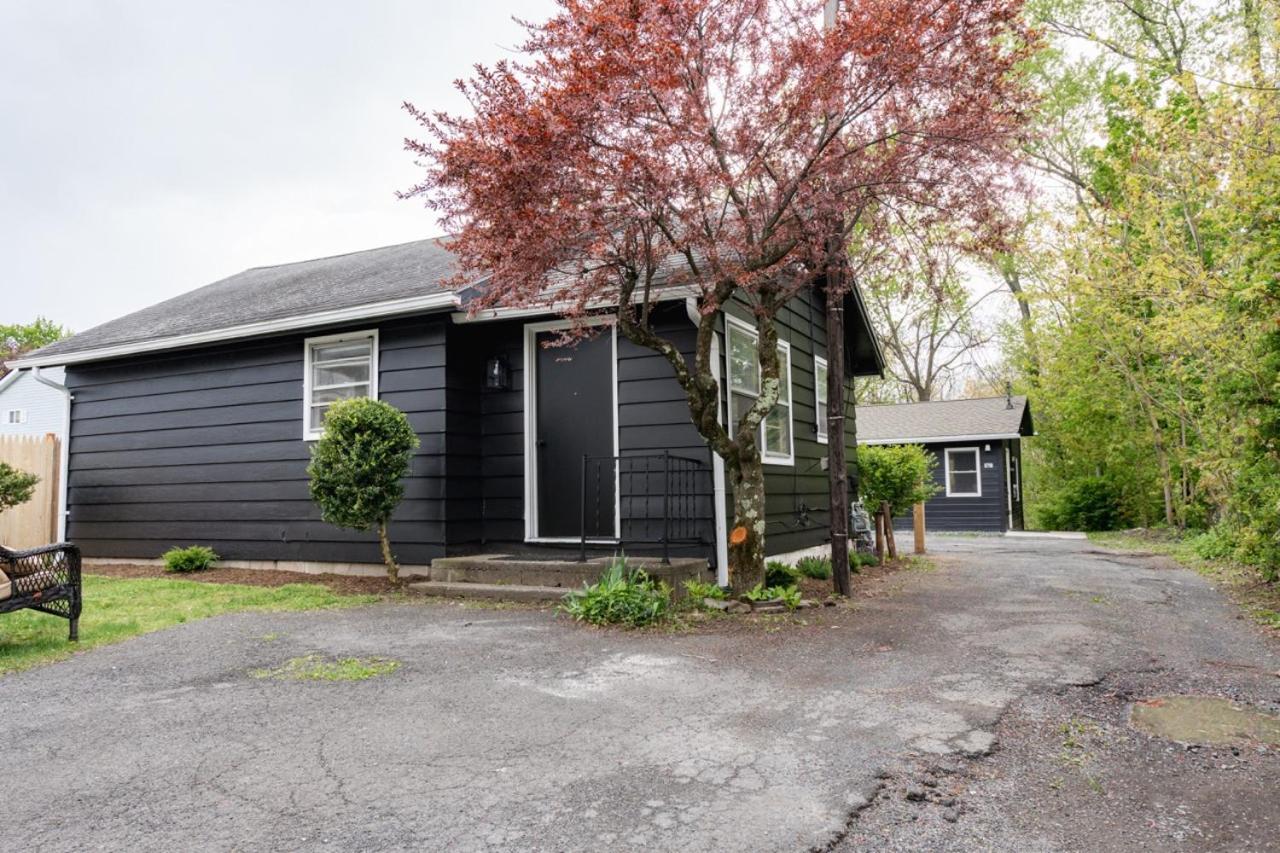 Retro Retreat Renovated 2Br, Desk, No Chore List! Kingston Buitenkant foto